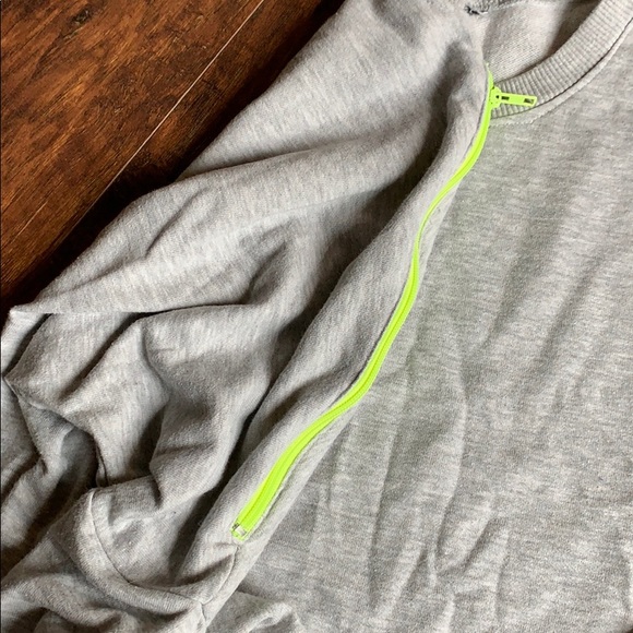 Gray oversized sweatshirt - Picture 2 of 3